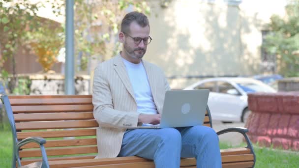 Αντίχειρες Κάτω Από Σύγχρονη Casual Man Που Εργάζονται Laptop Outdoor — Αρχείο Βίντεο
