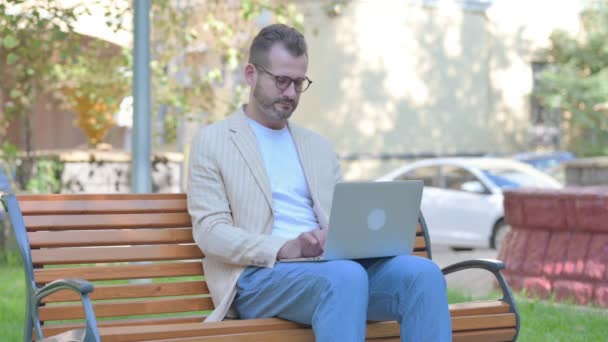 Отказ Современного Случайного Человека Работающего Над Ноутбуком Открытом Воздухе — стоковое видео