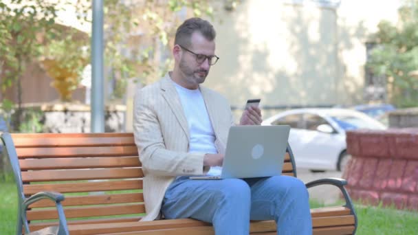 Σύγχρονη Casual Man Ενθουσιασμένος Για Online Αγορές Στο Laptop Outdoor — Αρχείο Βίντεο