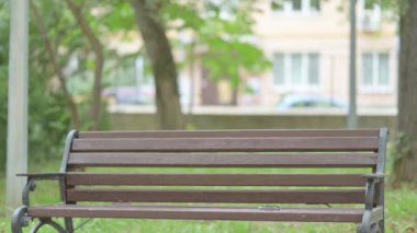Sıradan bir genç adam Bench 'e gelip oturuyor.