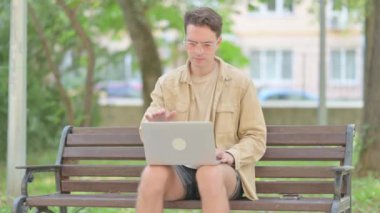 Modern Genç Adam Bilgisayarı Kapatıyor ve Bench 'i Dışarıda Bırakıyor