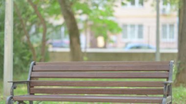 Modern Genç Adam geliyor, oturuyor ve dışarıda dizüstü bilgisayar açıyor