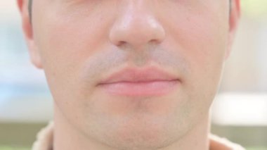 Gülümseyen Erkek Dudakları ve Dişleri