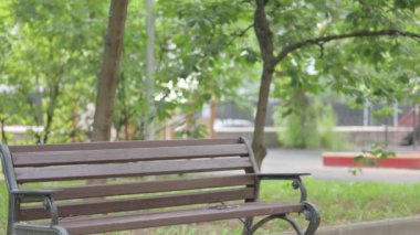 Modern Genç Adam Park 'taki Bench' e gelip oturuyor.