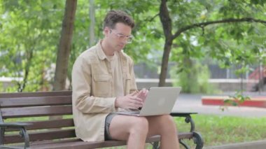 Bilek Ağrısı Olan Modern Genç Adam Laptop Kullanıyor