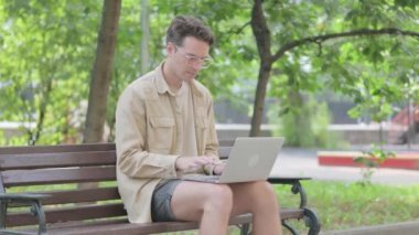 Modern Genç Adam Laptop 'ta Başarı Kutlaması