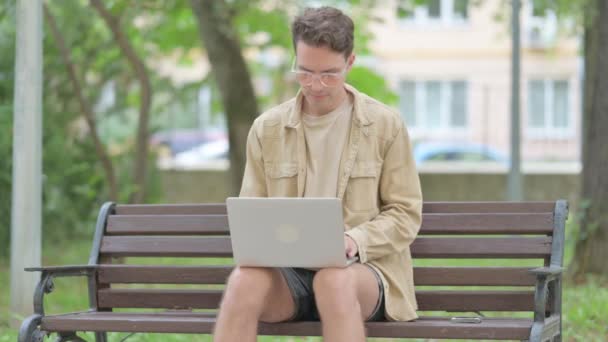 Casual Νεαρός Άνδρας Που Χρησιμοποιεί Φορητό Υπολογιστή Πόνο Στην Πλάτη — Αρχείο Βίντεο