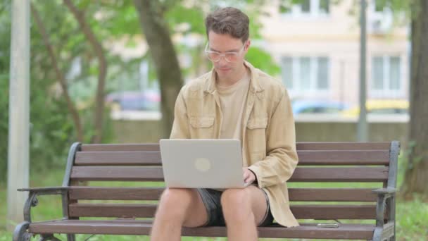 Laptop Başarı Kutlaması Çin Heyecanlı Genç Adam — Stok video