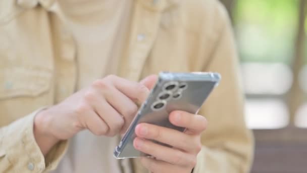 Κοντινό Πλάνο Του Casual Young Man Browsing Smartphone Ενώ Κάθεται — Αρχείο Βίντεο