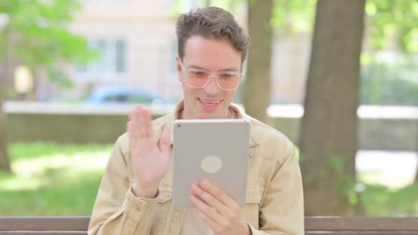Lässiger Junger Mann Führt Video Chat Auf Tablet Freien — Stockvideo
