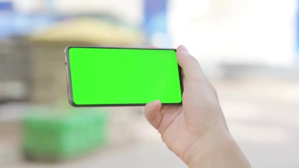 Modern Ung Man Håller Telefon Med Grön Skärm Utomhus — Stockvideo
