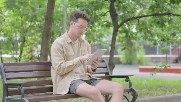 Jeune Homme Moderne Utilisant Tablette Extérieure — Video
