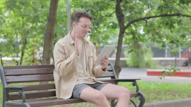 Moderní Mladý Muž Dělá Video Chat Tabletu Venkovní — Stock video