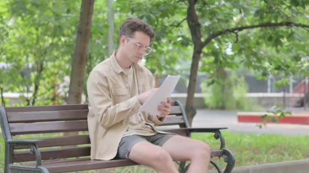 Сучасний Молодий Чоловік Читає Святкує Документи Відкритий — стокове відео