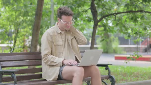 Современный Молодой Человек Болями Шее Помощью Ноутбука Открытом Воздухе — стоковое видео