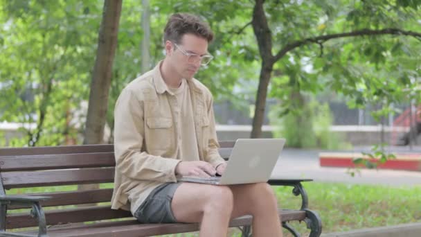 Сучасний Молодий Чоловік Болем Спині Використовуючи Ноутбук Відкритому Повітрі — стокове відео