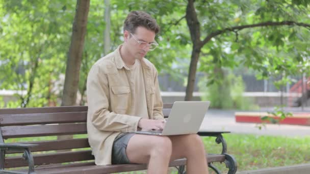 Jovem Moderno Com Dor Dente Usando Laptop Livre — Vídeo de Stock