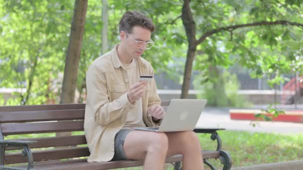 Сучасний Молодий Чоловік Насолоджується Онлайн Покупками Ноутбуці Відкритому Повітрі — стокове відео