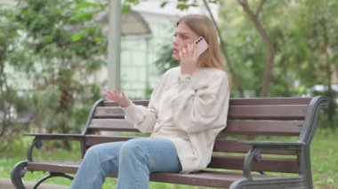 Kızgın Gündelik Genç Kadın Telefonda konuşuyor