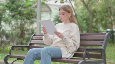 Gündelik Genç Kadın Dışarıda Belgeleri Kutluyor ve Okuyor