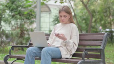 Laptop ve Smartphone 'da Çalışan Sıradan Genç Kadın