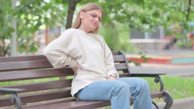 Dışarıda Sırt Ağrısıyla Oturan Genç Kadın