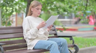 Dışarıda Belgeleri Kutlayan ve Okuyan Genç Kadın