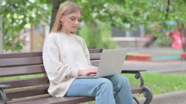 Genç kadın çalışan üzerinde laptop açık