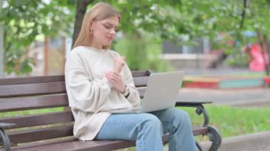 Wrisk Pain Outdoor Bilgisayarlı Genç Kadın