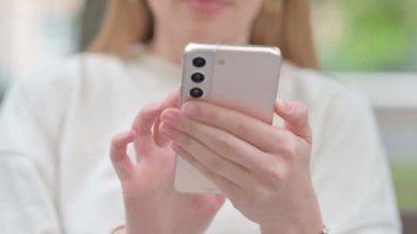 Smartphone Outdoor kullanan Kadının Kapanışı