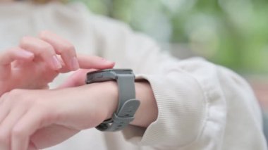 Smart Watch Outdoor kullanan Kadın 'ın Kapanışı