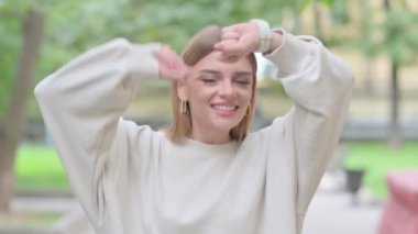 Dans eden ve dışarıdaki hayattan zevk alan kadın.