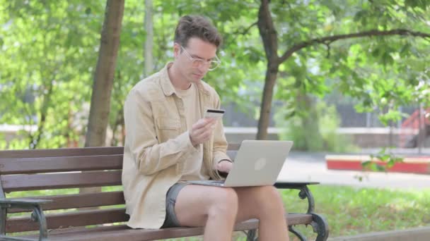 Moderne Jongeman Met Online Betalingsprobleem Laptop Outdoor — Stockvideo