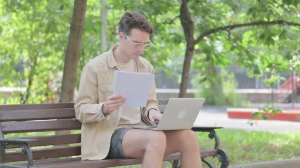 Moderne Jonge Man Vieren Contract Tijdens Het Werken Laptop Outdoor — Stockvideo
