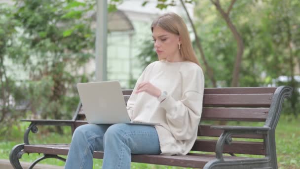 Mulher Casual Jovem Com Dor Pescoço Trabalhando Laptop Outdoor — Vídeo de Stock