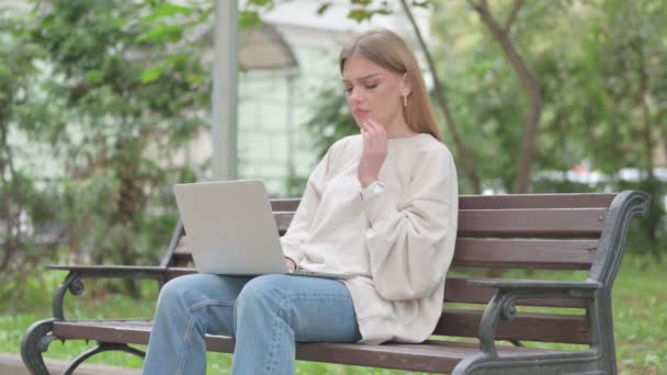 Jovem Mulher Casual Com Dor Dente Trabalhando Laptop Livre — Vídeo de Stock