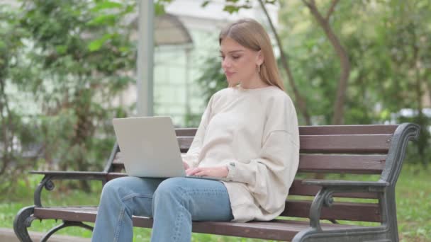 Online Videochat Von Lässiger Junger Frau Auf Laptop Freien — Stockvideo