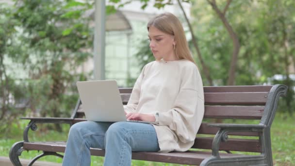 Lässige Junge Frau Schockiert Über Verlust Ihres Laptops Freien — Stockvideo