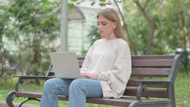 Jovem Mulher Casual Olhando Para Câmera Enquanto Trabalhava Laptop Livre — Vídeo de Stock