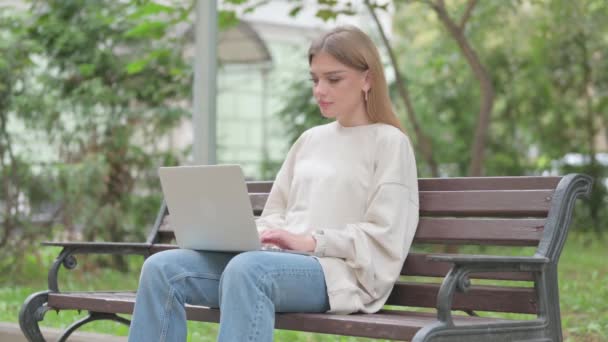 Thumbs Casual Young Woman Στο Laptop Outdoor — Αρχείο Βίντεο
