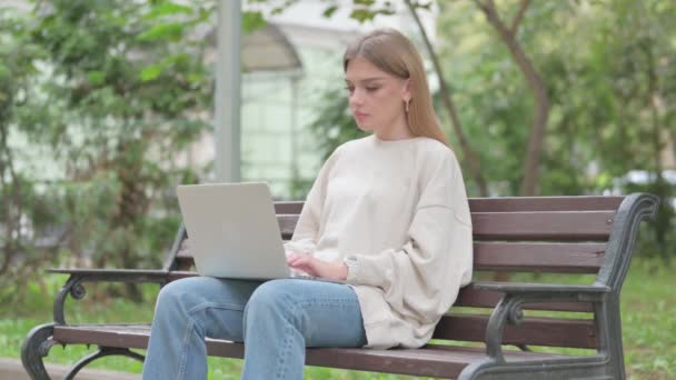 Polegares Para Baixo Por Mulher Jovem Casual Laptop Livre — Vídeo de Stock