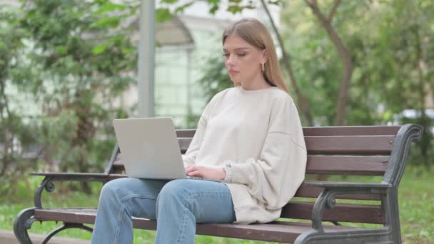 Geschokt Casual Jonge Vrouw Laptop Outdoor — Stockvideo