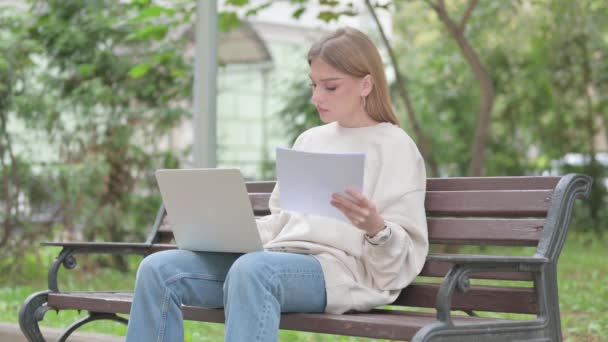 Lässige Junge Frau Arbeitet Freien Dokumenten Und Laptop — Stockvideo