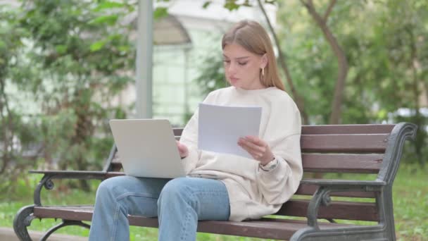 Jovem Mulher Casual Sentindo Perturbado Ler Contrato Usando Laptop Livre — Vídeo de Stock