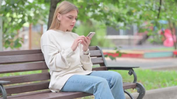 Mujer Joven Sorprendida Por Pérdida Teléfono Mientras Está Sentada Aire — Vídeos de Stock