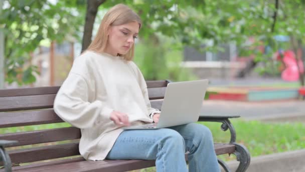 屋外で座っている間背中の痛みとラップトップを使用する若い女性 — ストック動画