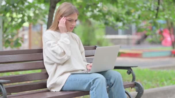 Junge Frau Mit Kopfschmerzen Arbeitet Freien Laptop — Stockvideo