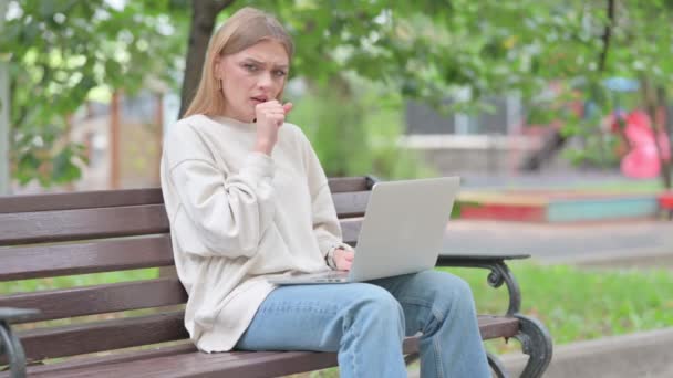 Hoesten Jonge Vrouw Met Behulp Van Laptop Outdoor — Stockvideo