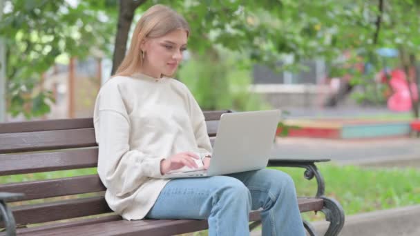 Ενθουσιασμένη Νεαρή Γυναίκα Γιορτάζει Την Επιτυχία Στο Laptop Outdoor — Αρχείο Βίντεο