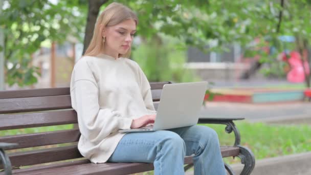 Ung Kvinna Chockad Förlust Laptop Utomhus — Stockvideo
